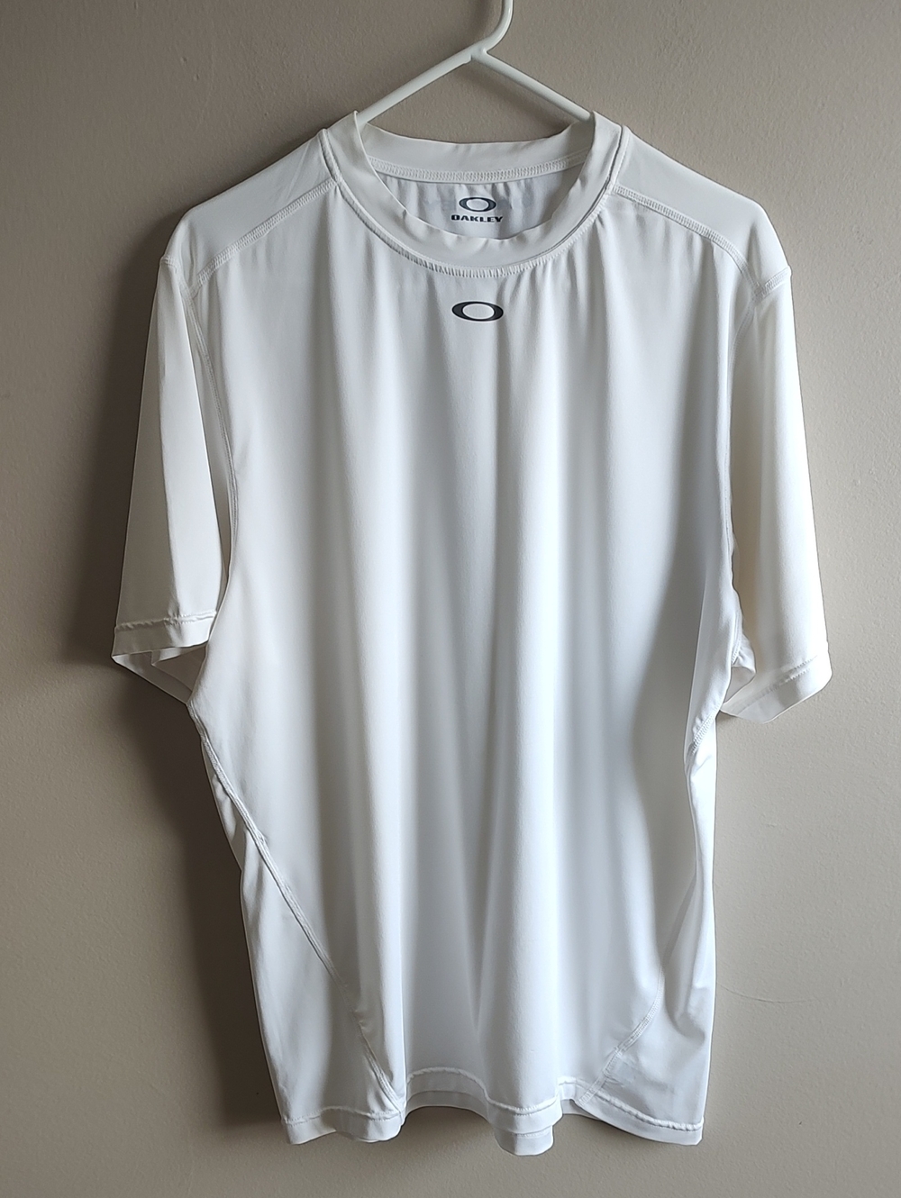 OAKLEY Short Sleeve White Polyester T-Shirt Men's size Large Excellent Condition